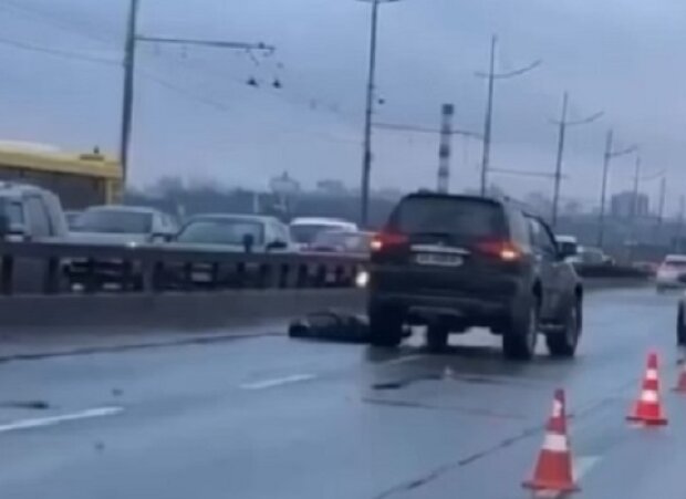 У Києві на Північному мосту сталася смертельна ДТП (відео)