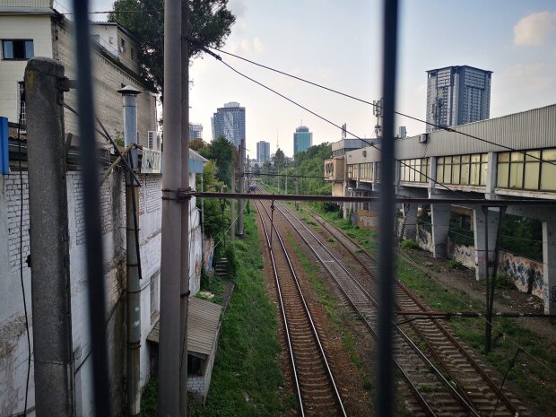 У Києві поїзд переїхав п’яного чоловіка, який заснув на рейках