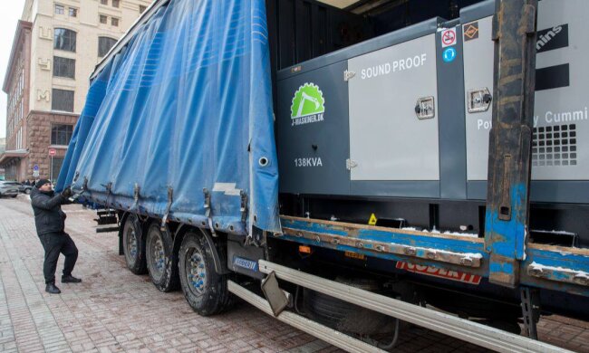 Енергетичний десант із Данії: Копенгаген передав Києву потужні генератори та котельню