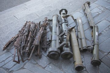 До музею історії України у столиці привезли воєнні артефакти з Бахмута