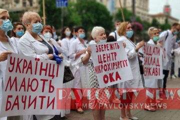 Збережіть центр мікрохірургії ока: під КМДА мітингують лікарі