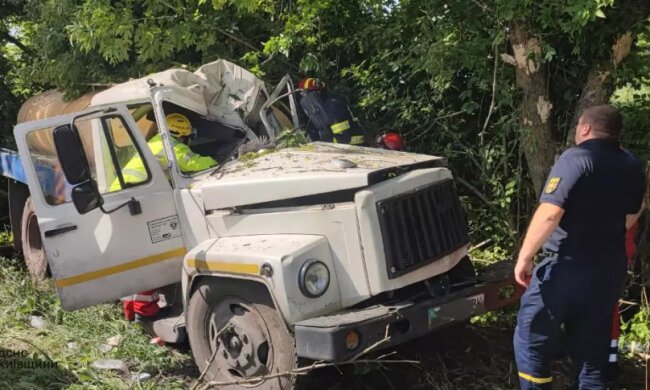 На Київщині водій вантажівки злетів з дороги та врізався у дерево — його довелось витягати рятувальникам