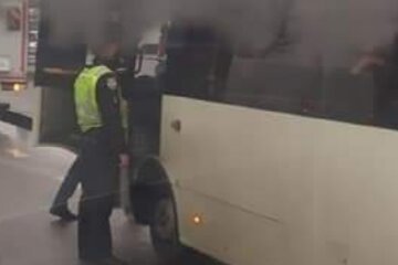 Поліція виганяє пасажирів з київських маршруток