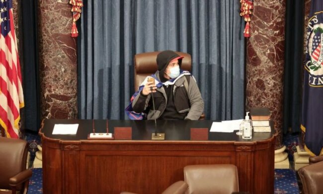 Прихильники Трампа увірвалися до Конгресу США після сутичок з поліцією