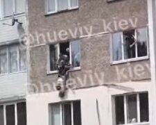 У Києві дівчина намагалася викинутися з вікна, але була врятована копами (відео)