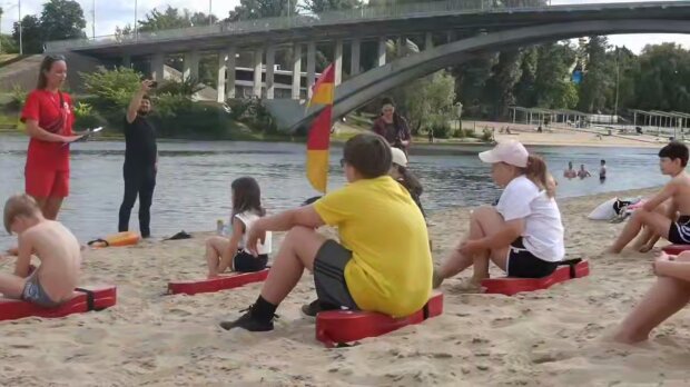 У Києві рятувальники провели урок безпеки для дітей у рамках "Тижня безпеки на воді"