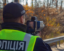 Столичні патрульні вимірюють швидкість за допомогою лазерного приладу TruCam