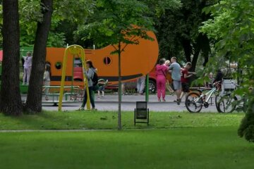 В ірпінському парку «Дубки» збудували дитячий майданчик