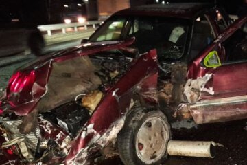 У Київській області п’яний водій на Opel Vectra влетів у відбійник: в авто була 5-річна дитина