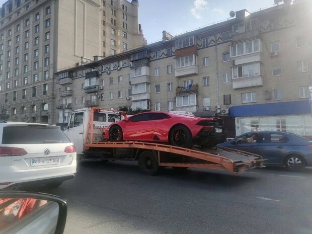 У Києві евакуатор забрав Lamborghini Huracan за $300 000 за порушення ПДР