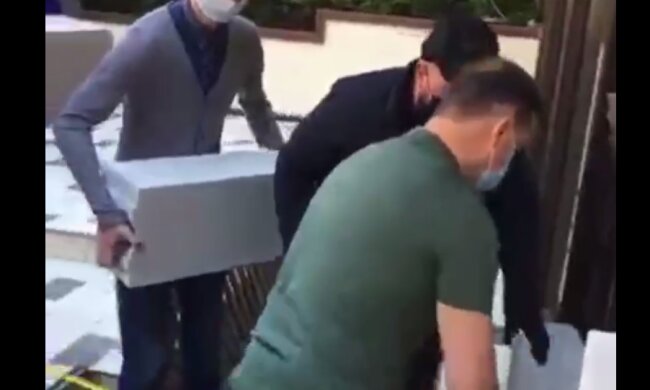 Карантин для всіх: Олег Ляшко замурував вхід до ресторану Миколи Тищенка (відео)