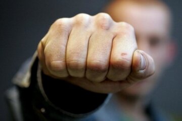 Били і погрожували вирізати око: охоронців ТРЦ “Гулівер” звинуватили в тортурах підлітків