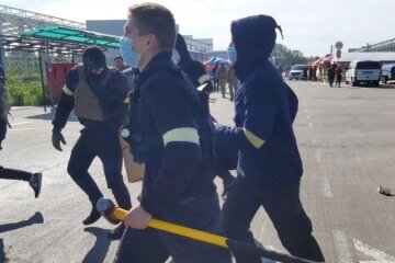 Збройні тітушки атакували ринок «Столичний», але відступили перед спецназом