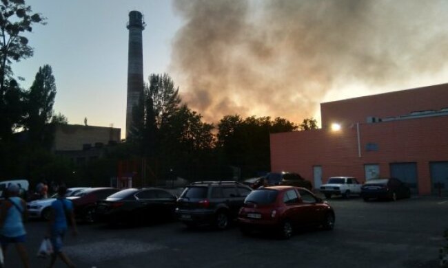 На Київщині горить склад секонд-хенду