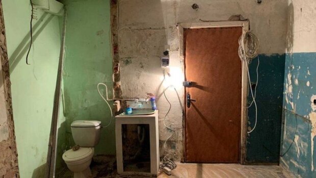У Києві продають убиту квартиру на 13 квадратів з унітазом біля входу
