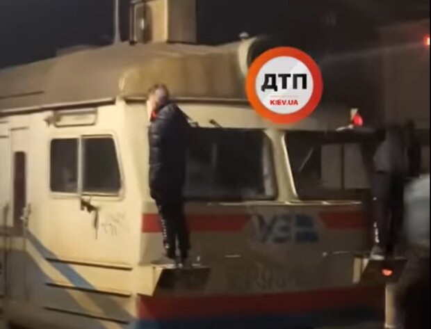 Двоє київських підлітків каталися на поїзді зовні (відео)