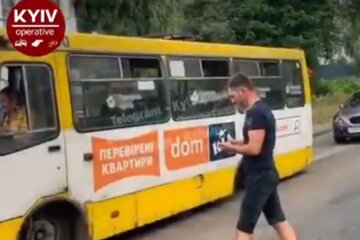 Небезпечний автобус ледь не вбив людину: у Києві у маршрутки на ходу відпало колесо (відео)