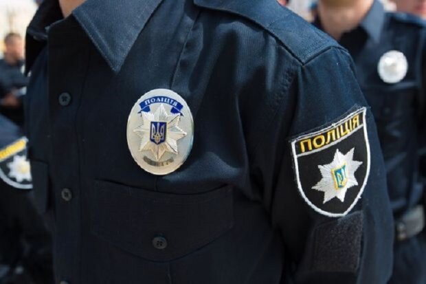 На Київщині поліція розшукує горе-мати, яка викинула немовля на смітник