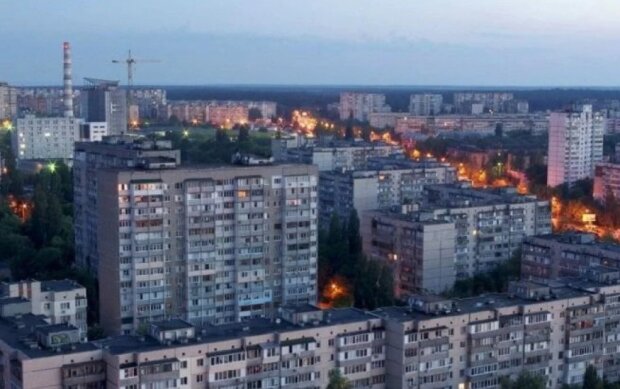У Києві обстріляли житловий масив Виноградар (відео)
