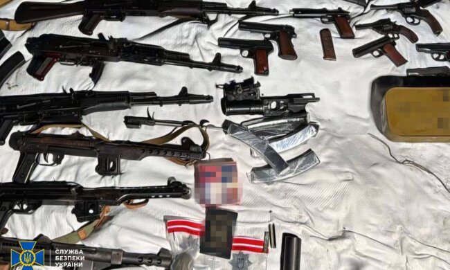 Тіньовий ринок зброї: затримано ділків, що намагалися збути гігантську партію трофеїв