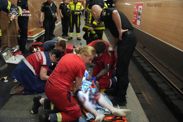 Рятувальники дістали чоловіка, який потрапив під потяг метрополітену — рух метро відновили, соцмережі вказують про самогубство