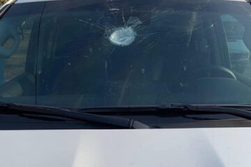 Шматок мосту впав на автомобіль з жінкою всередині