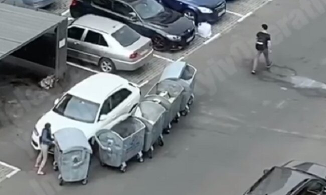 Жінка кілька днів запарковувала сміттєві баки: як її наказали комунальники (відео)