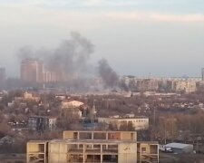 Центр окупованого Донецька знову під обстрілом: є “прильоти” та пожежі (відео)