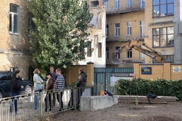Вивозять цеглу зі зруйнованих стін — на місці зруйнованої пам'ятки на Рейтарській активісти перешкоджають забудовнику
