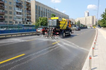 На київські дороги вийшла поливальна спецтехніка комунальників - чим це допомагає під час аномальної спеки?