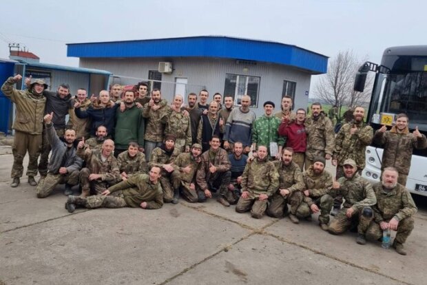 Обмін полоненими. Додому повернулись ще 45 українських військових (відео)