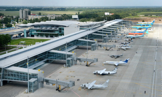 В аеропорті “Бориспіль” живе 180-кілограмовий американець, якого пограбували (відео)