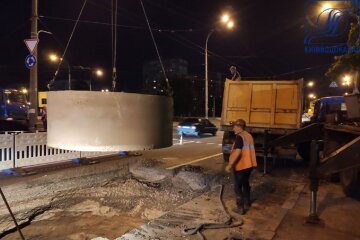 Асфальт провалився на 4 метри: на Виноградарі прорвало колектор