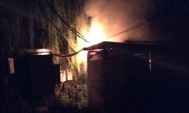 У Києві посеред вулиці вибухнула, а потім спалахнула трансформаторна підстанція (відео)