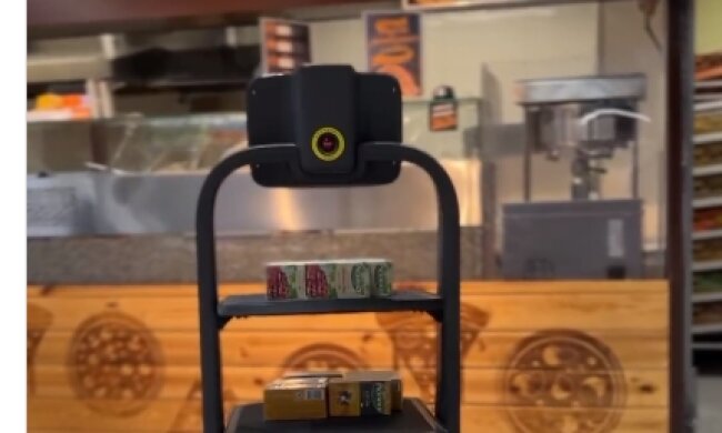 У столичних супермаркетах з'явилися роботи-помічники