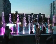 До киян повернувся фонтан дитинства: на Оболоні запустили світло-музичний водограй (відео)