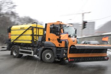 Столиця отримала нову спецтехніку для обробки доріг взимку та влітку