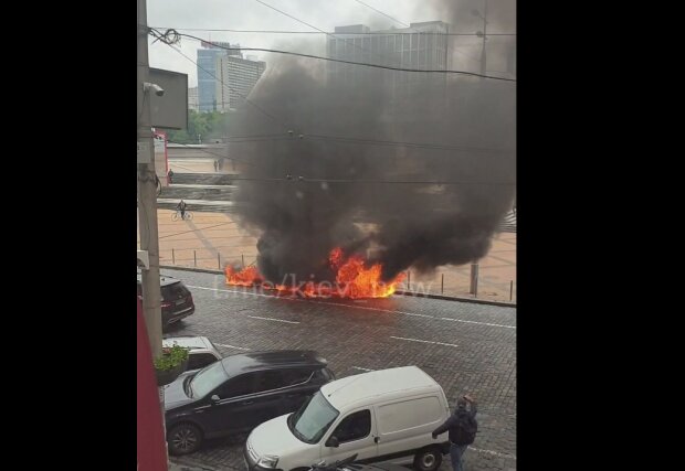 Біля Театру оперети спалахнула і вщент згоріла автівка (відео)