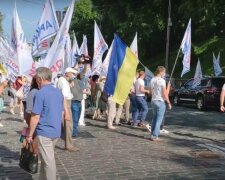 Інвестори банку “Аркада” перекрили дорогу біля Кабміну в Києві (відео)
