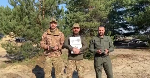 Бійці ЗСУ подякували київським волонтерам за дрони (відео)