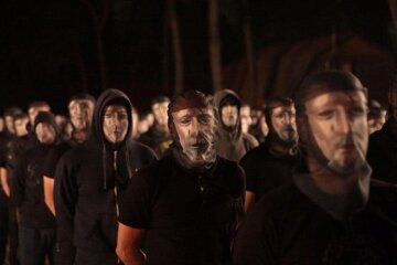 Військовий салют, бойова молитва та бранці у масках: в Україні з’явилось нове націоналістичне формування