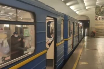 Рух по синій гілці київського метро довелося зупинити