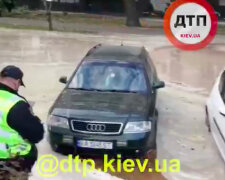 У Києві через прорив труби затопило вулицю: автівки опинились у воді