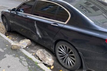 У Києві шматки фасаду впали на автівку (фото)
