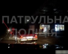 В одному з районів Київщини патрульні нейтралізували нетверезого водія з рушницею, який втік з місця бійки