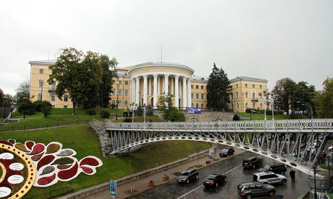 Ексдиректору Жовтневого палацу повідомлено про зловживання повноваженнями