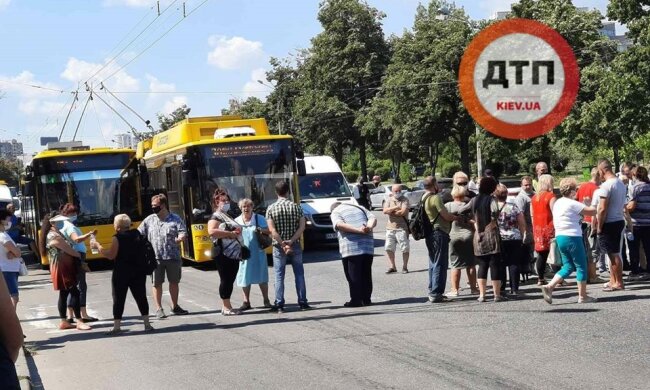 Затори по обидва боки: мітингувальники перекрили проспект Маяковського