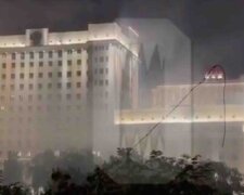 РосЗМІ повідомили про пожежу у будівлі Міноборони РФ, МНС пожежі “не виявило” (відео)