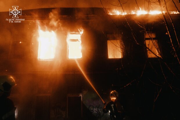 Пожежники ліквідували загоряння у 2-поверховій відселеній будівлі Шевченківського району