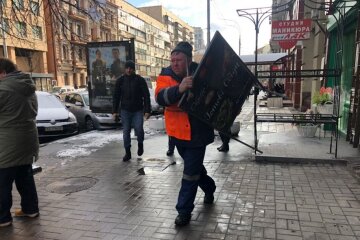 Власники «спостикачів» не згодні: тротуари звільняють від незаконної реклами